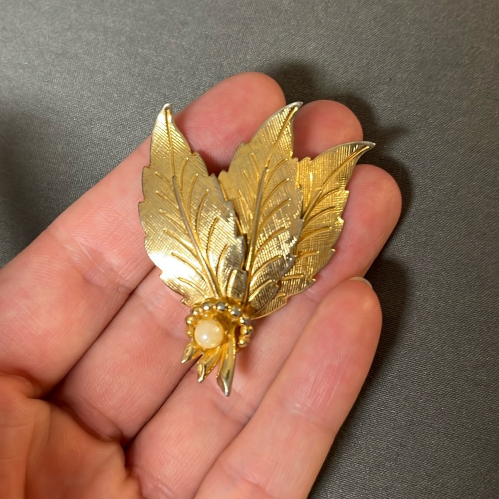 Unbranded, three leaf, gold toned, faux pearl brooch/pin